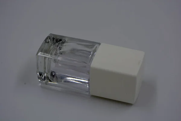 女用指甲油装在有白色盖子和黑色刷子的覆盆子玻璃瓶中 放在白色的背景上 — 图库照片