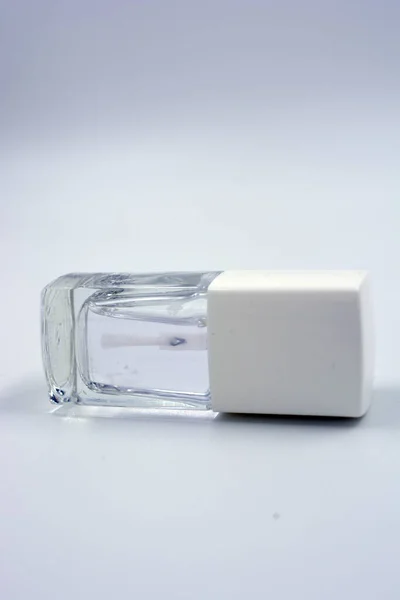 Nagellack Für Frauen Einer Himbeerglasflasche Mit Weißem Deckel Und Schwarzem — Stockfoto