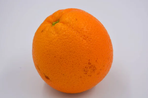 おいしいと健康的な熟した果物 白い背景に配置された1つの大きなオレンジ甘いオレンジ — ストック写真