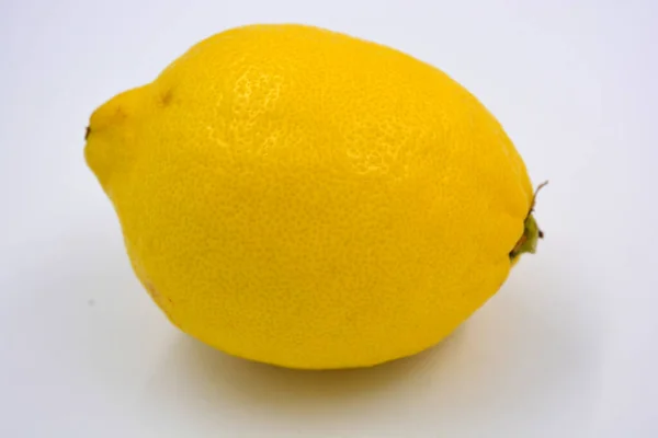 Heerlijke Gezonde Rijpe Vruchten Een Grote Gele Citroen Een Witte — Stockfoto
