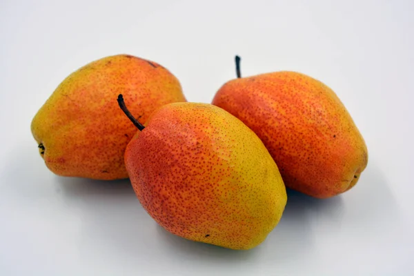 新鲜的水果 美味而健康的黄色红梨 衬托在白色的背景上 — 图库照片