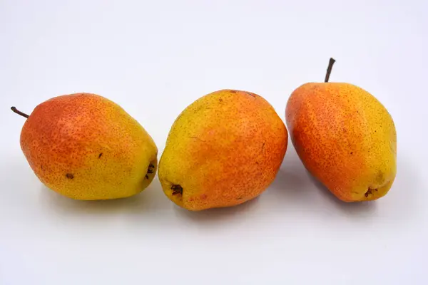 Φρέσκα Φρούτα Νόστιμα Και Υγιή Κίτρινα Κόκκινα Αχλάδια Βρίσκονται Λευκό — Φωτογραφία Αρχείου