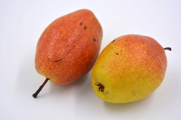 新鮮な果物 おいしいと健康的な黄色の赤い梨は白い背景にあります — ストック写真