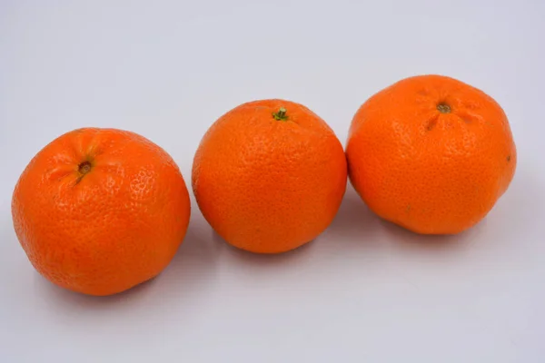 Deliziosi Sani Frutti Maturi Mandarini Dolci Arancioni Situati Uno Sfondo — Foto Stock