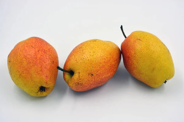 Φρέσκα Φρούτα Νόστιμα Και Υγιή Κίτρινα Κόκκινα Αχλάδια Βρίσκονται Λευκό — Φωτογραφία Αρχείου