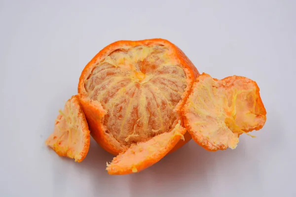 신선하고 건강에 껍질을 오렌지 배경에 비타민의 — 스톡 사진
