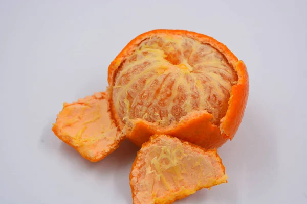 Färska Friska Frukter Apelsin Mandarin Med Tunn Hud Bort Ligger — Stockfoto