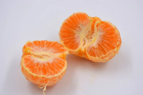 Olgun Lezzetli Taze Meyve Kabuğu Soyulmuş Portakal Mandalinası Beyaz Arka — Stok fotoğraf