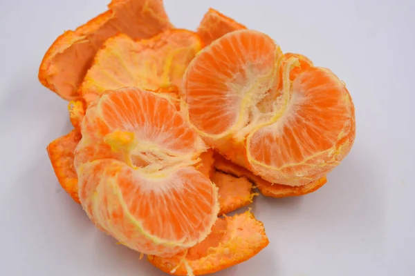 Свіжі Здорові Фрукти Апельсиновий Мандарин Видаленою Тонкою Шкірою Розташовані Білому — стокове фото