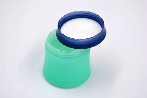 Cosmetica Gezichtscrème Gezichts Lichaamsverzorging Een Groene Plastic Stijlvolle Pot Met — Stockfoto