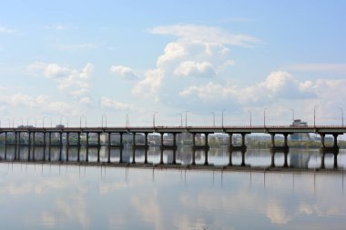 Dnipropetrovsk (Dnipro) şehrinin güzel, ilgi çekici arka planı, gökdelenleri, evleri, köprüleri, Dnipro Nehri üzerinde duran yeşil ağaçlar, Ukrayna ülkesi.