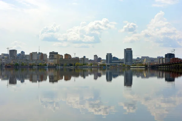 第聂伯罗彼得罗夫斯克市 第聂伯罗夫市 美丽而迷人的背景 是一座大都市 摩天大楼 绿树耸立在乌克兰的第聂伯河畔 — 图库照片