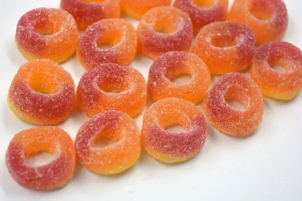 美丽而明亮的甜果冻圆圆的糖果形式的橙色 红色的甜甜圈 零食都在白色的背景上 — 图库照片