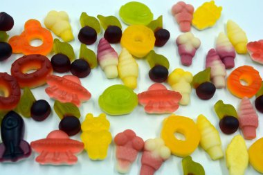 Parlak, sulu ve sıradışı jöle, jelibonlar, beyaz bir arka planda değişik şekil ve boyutlarda şekerler. Ukrayna 'daki fabrikalar tarafından yapılan Ukrayna tatlıları.