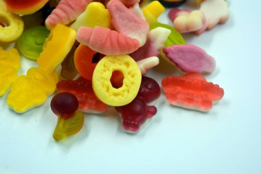 Parlak, sulu ve sıradışı jöle, jelibonlar, beyaz bir arka planda değişik şekil ve boyutlarda şekerler. Ukrayna 'daki fabrikalar tarafından yapılan Ukrayna tatlıları.