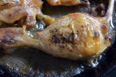 Pişirme, kızartma, fırında kızarmış tavuk, tavuk budu, tavuk budu, metal tavada tavuk çeyreği..