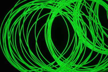 Işıldayan ince kabloların parlak ve sıra dışı fotoğrafları, limon, sarı, yeşil yanan tel karanlıkta..