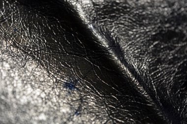 Güzel malzemeler, deri eşyalar, altın parıltılı, pırıl pırıl, buruşuk derili doğal kalın bir deri parçası..