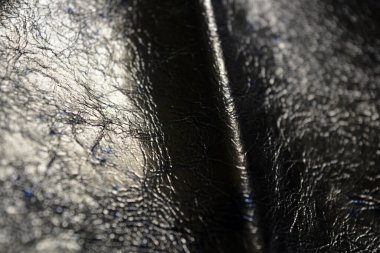 Güzel malzemeler, deri eşyalar, altın parıltılı, pırıl pırıl, buruşuk derili doğal kalın bir deri parçası..