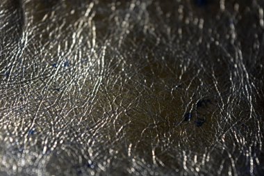 Güzel malzemeler, deri eşyalar, altın parıltılı, pırıl pırıl, buruşuk derili doğal kalın bir deri parçası..