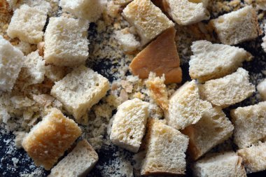 Lezzetli, kurutulmuş taze beyaz ekmek, lezzetli küp şeklinde altın kıtır ekmek ve altın rengi kuru ekmek kırıntıları..