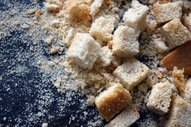 Lezzetli, kurutulmuş taze beyaz ekmek, lezzetli küp şeklinde altın kıtır ekmek ve altın rengi kuru ekmek kırıntıları..