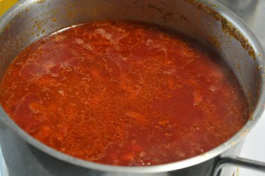 Yemek, büyük metal bir tencerede beyaz fasulye ve siyah vantilatör ile nefis pişmiş kırmızı Ukrayna borsası..