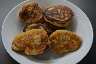 Sabah kahvaltısı, taze, sıcak krepler beyaz bir tabağa konur..