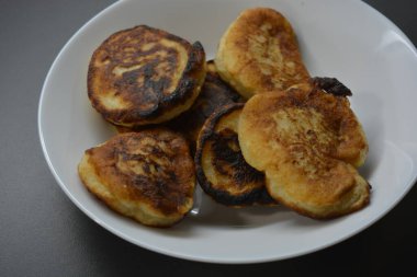 Sabah kahvaltısı, taze, sıcak krepler beyaz bir tabağa konur..