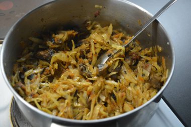 Daha önce ev yapımı bir turtayı sebze ile doldurmuştum. İçinde doğranmış lahana, soğan ve porcini mantarı parçaları var..