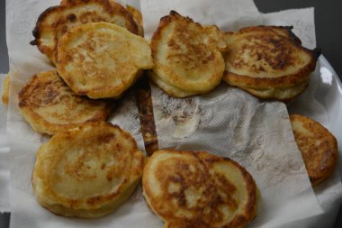 Sabah kahvaltısı, taze, sıcak krepler beyaz, yumuşak kağıt, peçete.