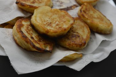 Sabah kahvaltısı, taze, sıcak krepler beyaz, yumuşak kağıt, peçete.