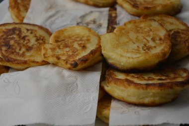 Sabah kahvaltısı, taze, sıcak krepler beyaz, yumuşak kağıt, peçete.