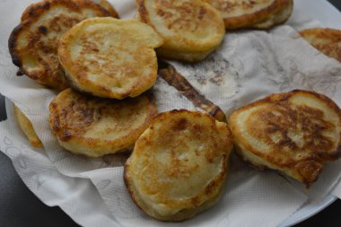 Sabah kahvaltısı, taze, sıcak krepler beyaz, yumuşak kağıt, peçete.