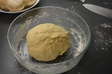 Ev yapımı pişirme, ev yapımı pişirme, turta yapma, güzel metal bir mutfakta ev yapımı hamur işi..