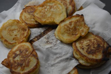 Sabah kahvaltısı, taze, sıcak krepler beyaz, yumuşak kağıt, peçete.