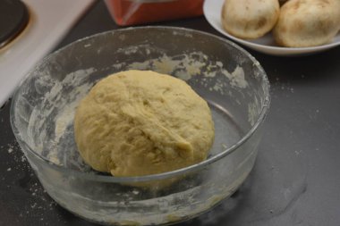 Ev yapımı pişirme, ev yapımı pişirme, turta yapma, güzel metal bir mutfakta ev yapımı hamur işi..