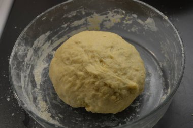 Ev yapımı pişirme, ev yapımı pişirme, turta yapma, güzel metal bir mutfakta ev yapımı hamur işi..