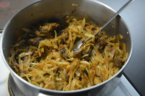 Daha önce ev yapımı bir turtayı sebze ile doldurmuştum. İçinde doğranmış lahana, soğan ve porcini mantarı parçaları var..