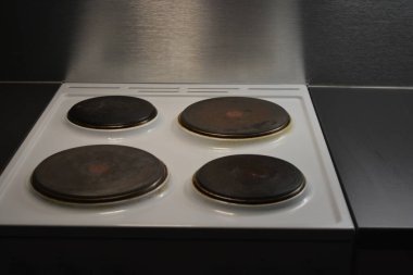 Elektrikli, dört ocaklı, mat metal duvarlı elektrikli ocak..