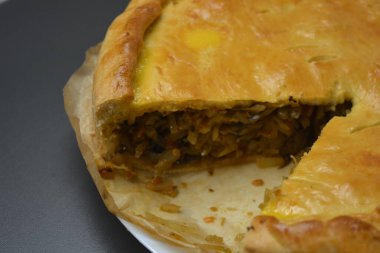 Ev yapımı kek, taze, lezzetli sebzeli turta lahana, soğan ve mantarlı..