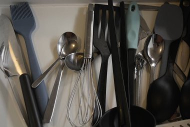 Mutfak gereçleri, çatallar, kaşıklar, kepçeler, süzgeçler, kepçeler, çırpılar, bıçaklar, spatula ve genellikle yemek ve kahvaltı hazırlarken kullandığımız daha pek çok şey..