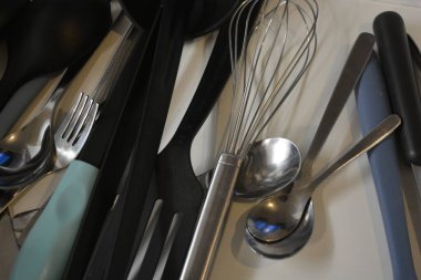 Mutfak gereçleri, çatallar, kaşıklar, kepçeler, süzgeçler, kepçeler, çırpılar, bıçaklar, spatula ve genellikle yemek ve kahvaltı hazırlarken kullandığımız daha pek çok şey..