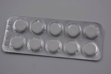 İlaç, sağlık, ilaçlar, haplar. Bir paket hap 10 parça, ilaç ve uyuşturucu paketleri beyaz arka planda..