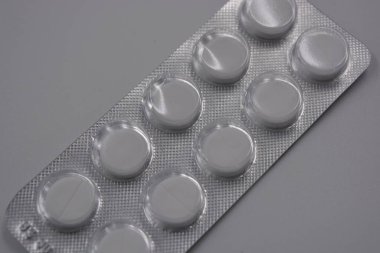 İlaç, sağlık, ilaçlar, haplar. Bir paket hap 10 parça, ilaç ve uyuşturucu paketleri beyaz arka planda..