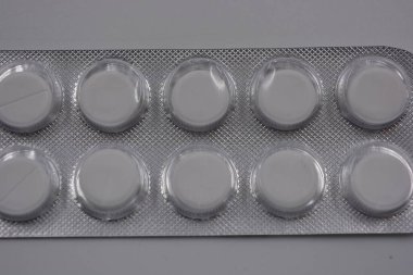 İlaç, sağlık, ilaçlar, haplar. Bir paket hap 10 parça, ilaç ve uyuşturucu paketleri beyaz arka planda..