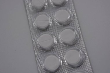 İlaç, sağlık, ilaçlar, haplar. Bir paket hap 10 parça, ilaç ve uyuşturucu paketleri beyaz arka planda..