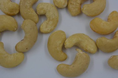 Sağlıklı ve sağlıklı yiyecekler, doğal fındıklar, beyaz arka planda sıralanmış büyük fındıklar..