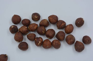 Sağlıklı ve sağlıklı yiyecekler, doğal fındıklar, beyaz arka planda büyük fındıklar..