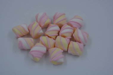 Parlak, neşeli, havadar, turuncu pembe, beyaz ve pembe arkaplanda lokum seti.